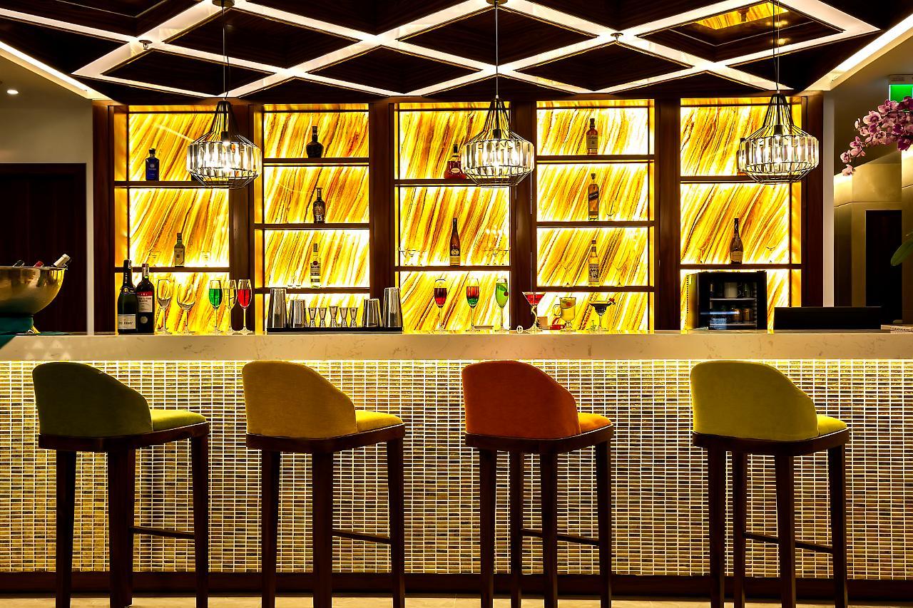 Maximilan Danang Beach Hotel Exterior foto