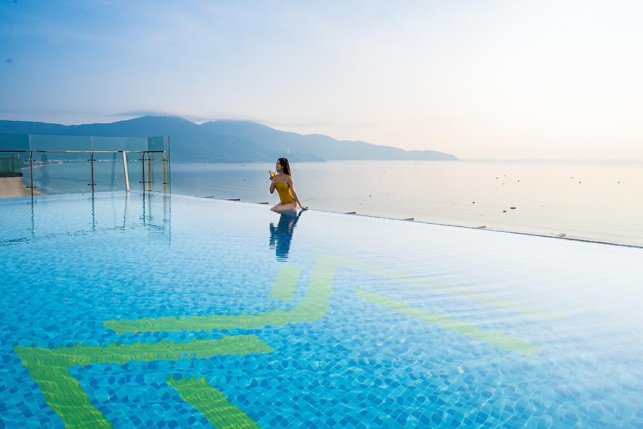 Maximilan Danang Beach Hotel Exterior foto