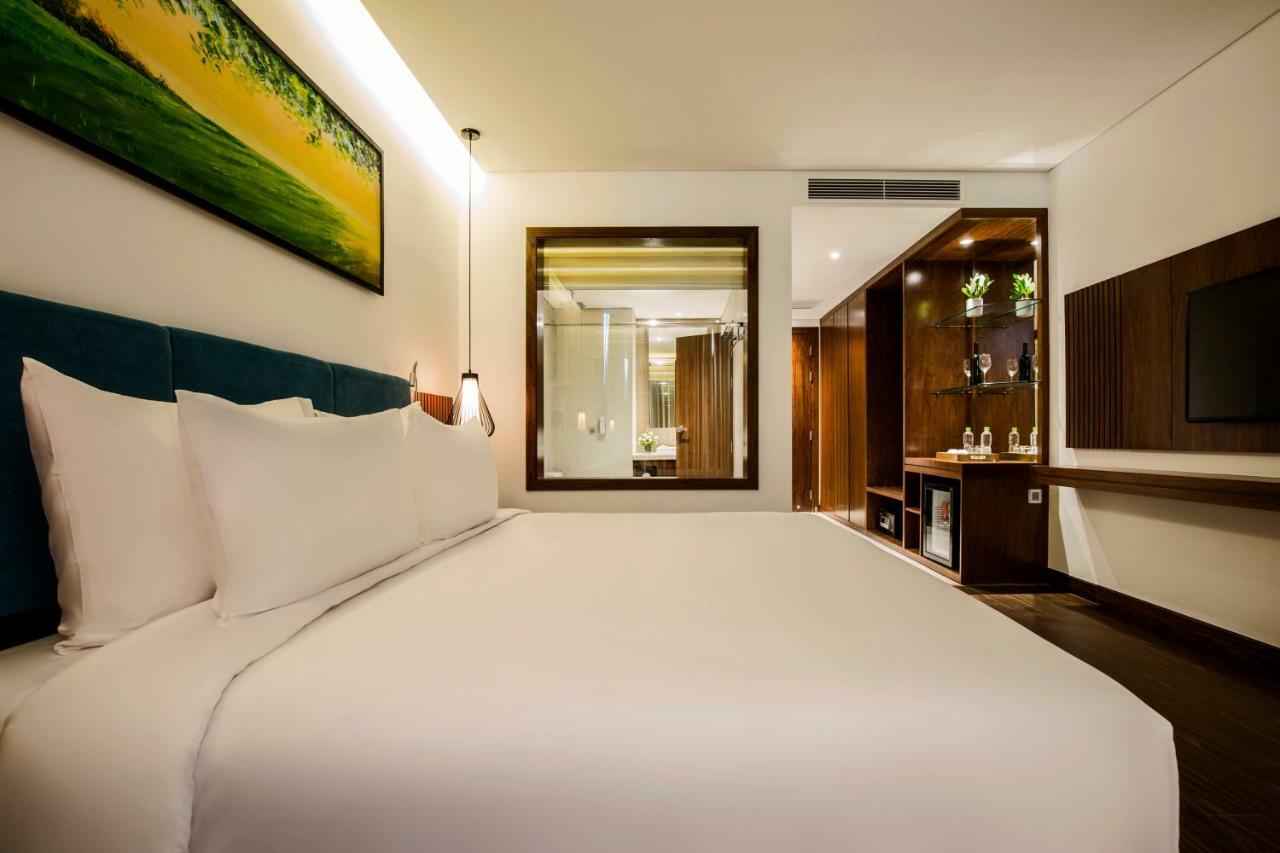 Maximilan Danang Beach Hotel Exterior foto