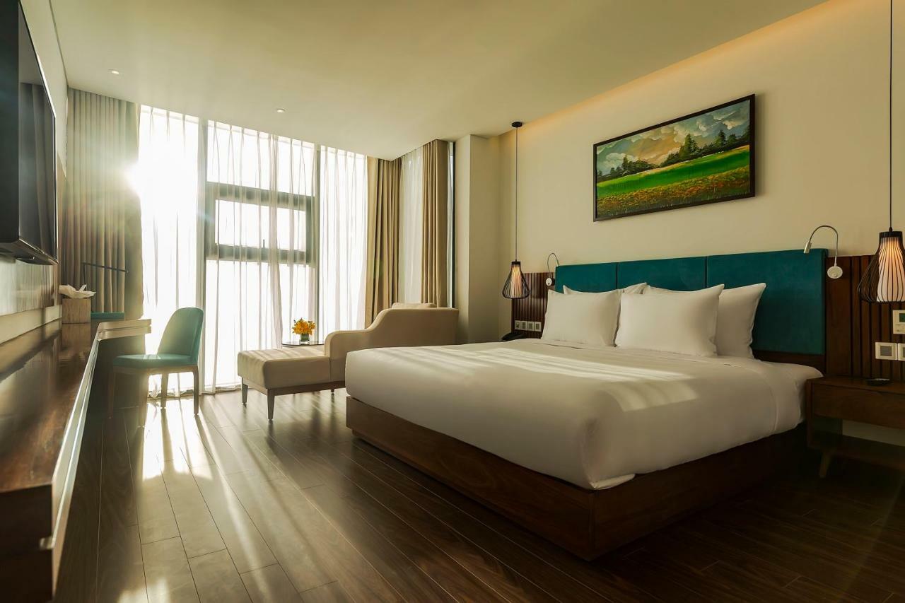 Maximilan Danang Beach Hotel Exterior foto