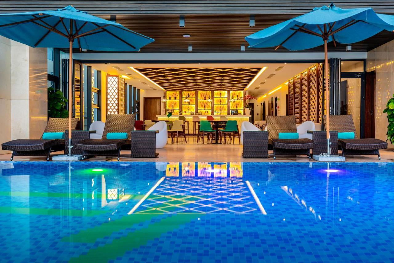 Maximilan Danang Beach Hotel Exterior foto